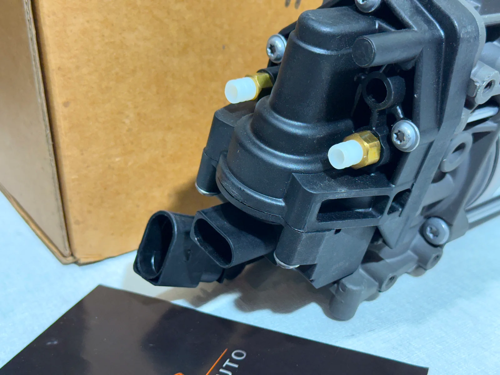 Комрпессор пневмоподвески Hongqi E-HS9 (2020-2025) - миниатюра 2