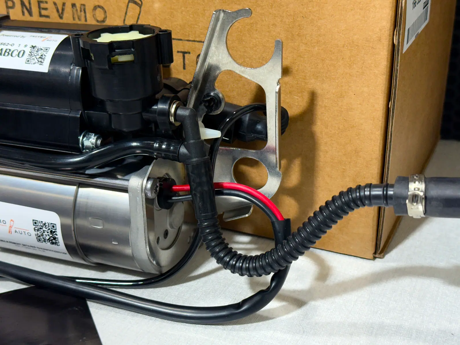 Компрессор пневмоподвески Volkswagen Touareg I (GP) 2002-2010 - миниатюра 3