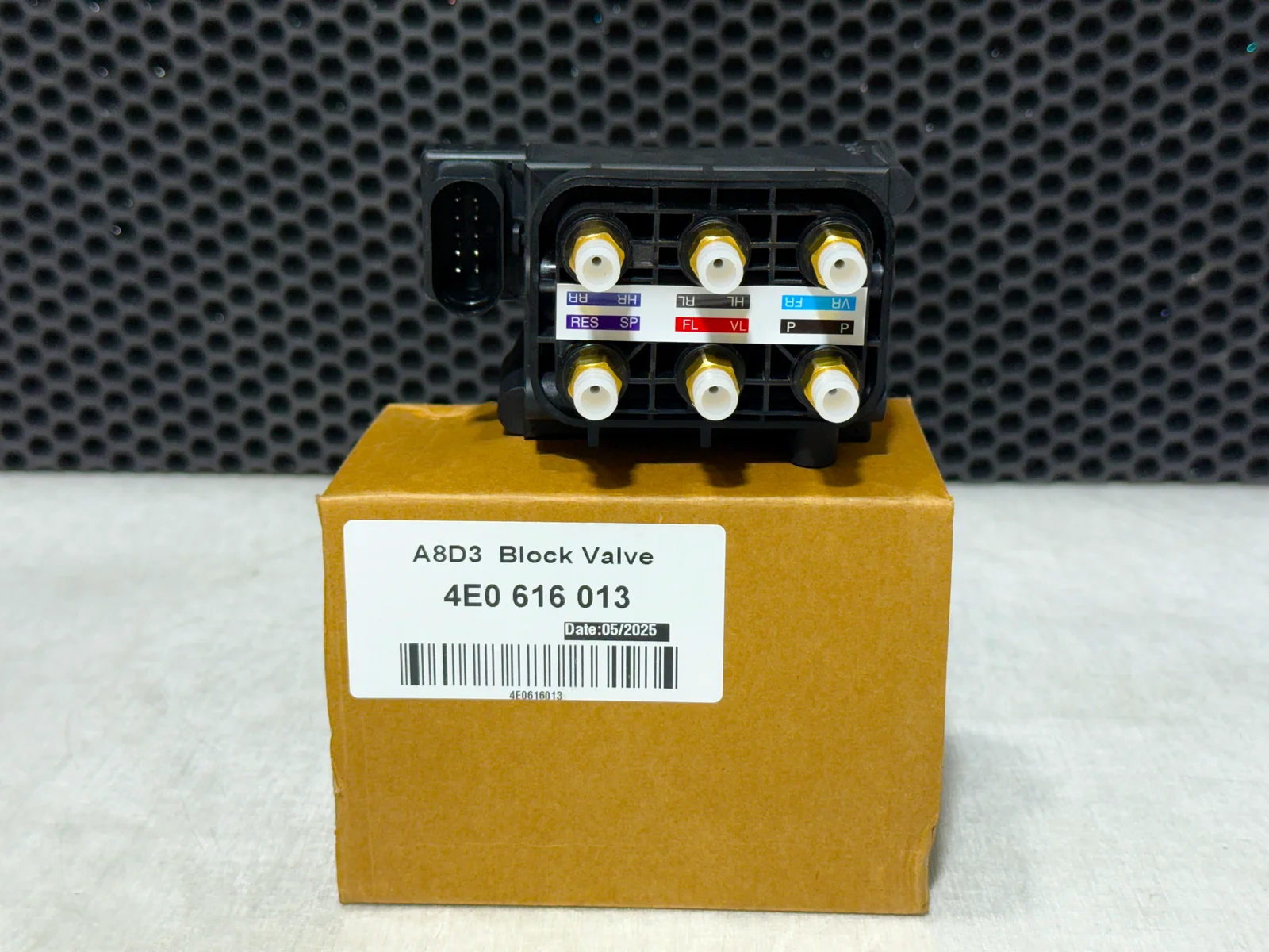 Блок клапанов Audi S8 II (D3) 2006-2010 новый - миниатюра 2